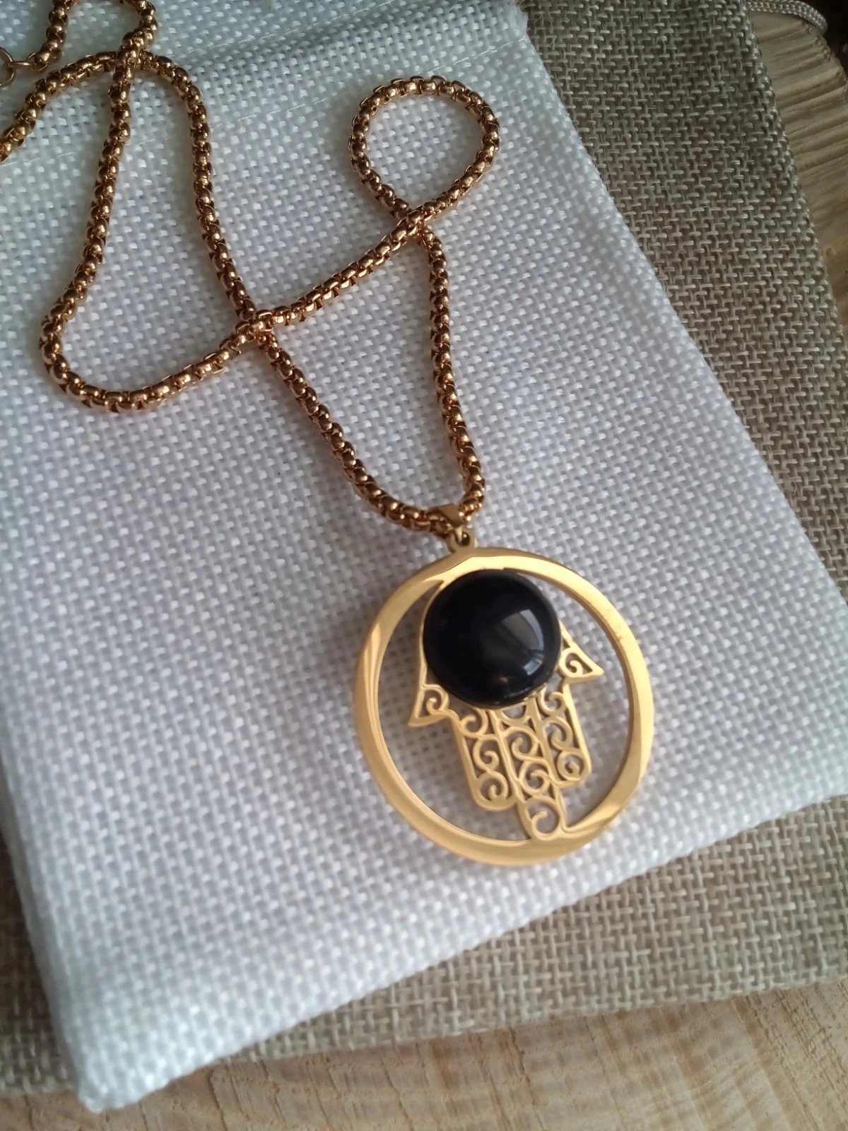 Collier double face avec un côté blanc et un côté noir – photo 4